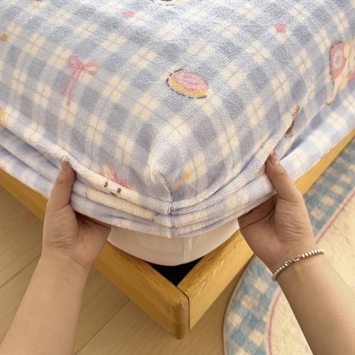 91家纺网 家纺一手货源 找家纺 灿哈家纺 2025新款牛奶绒印花床笠单品床笠床笠单件床笠三件套 格子猫-蓝色