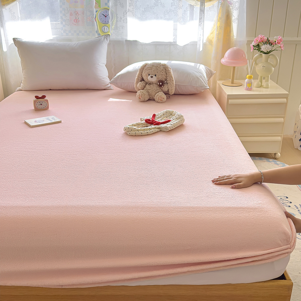 91家纺网 家纺一手货源 找家纺 灿哈家纺 2025新款牛奶绒印花床笠单品床笠床笠单件床笠三件套 草莓粉