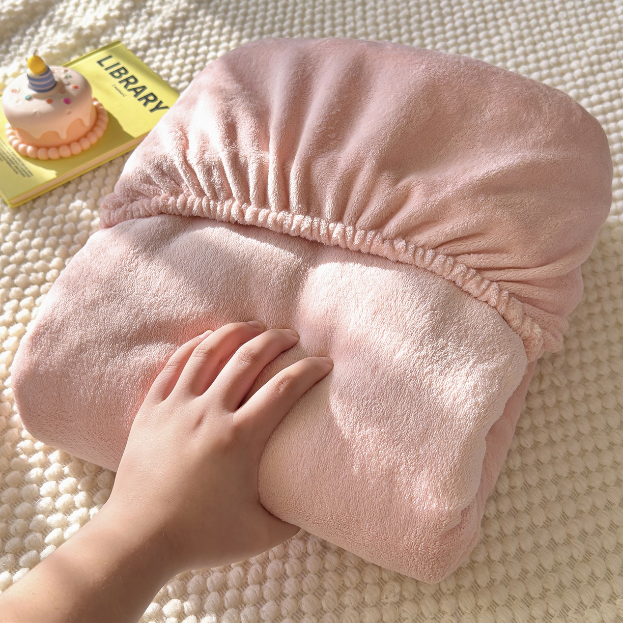 91家纺网 家纺一手货源 找家纺 灿哈家纺 2025新款牛奶绒印花床笠单品床笠床笠单件床笠三件套 草莓粉