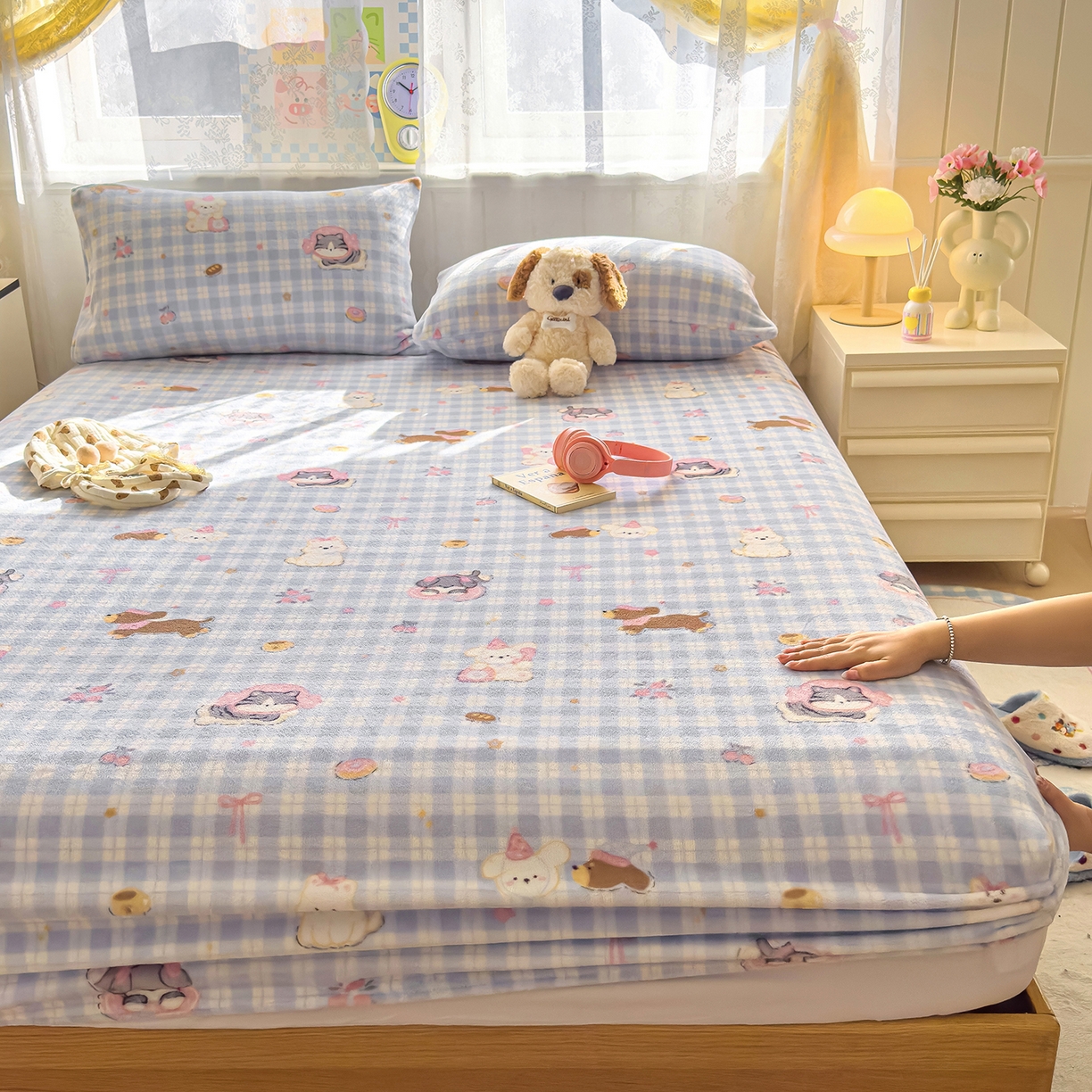 91家纺网 家纺一手货源 找家纺 灿哈家纺 2025新款牛奶绒印花床笠单品床笠床笠单件床笠三件套 格子猫-蓝色