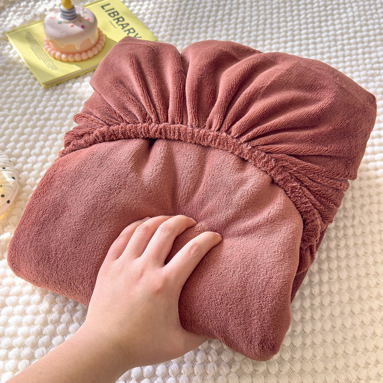 91家纺网 家纺一手货源 找家纺 灿哈家纺 2025新款牛奶绒印花床笠单品床笠床笠单件床笠三件套 酒红