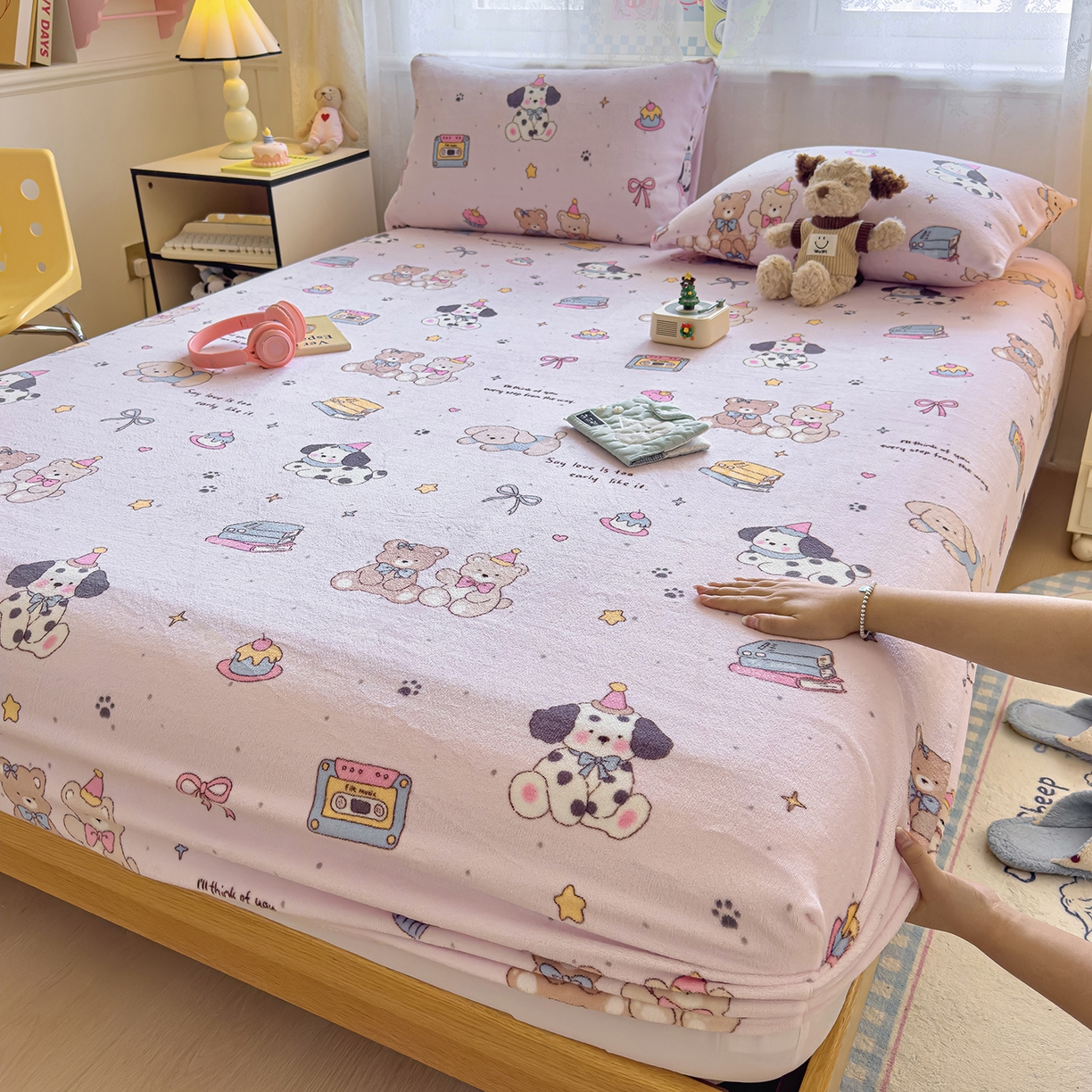 91家纺网 家纺一手货源 找家纺 灿哈家纺 2025新款牛奶绒印花床笠单品床笠床笠单件床笠三件套 斑点小狗