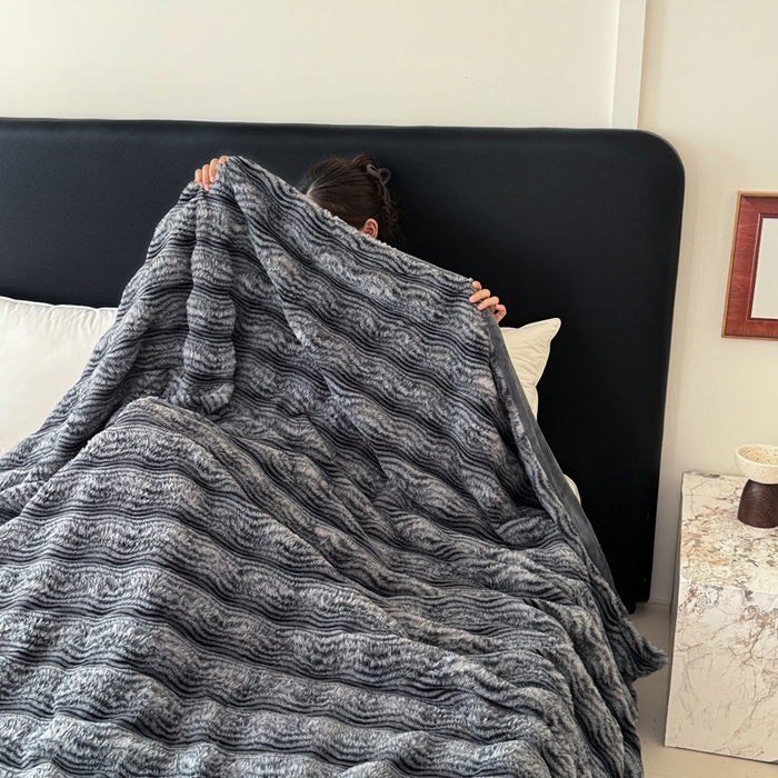 91家纺网 家纺一手货源 找家纺 丹本家纺 2025新款加厚大兔毛牛奶绒多功能盖毯毛毯毯子 波浪-灰