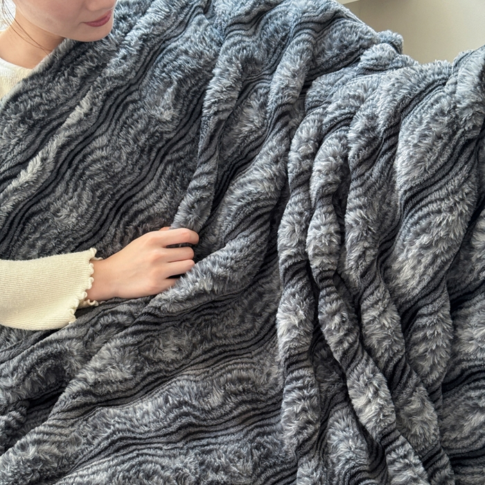 91家纺网 家纺一手货源 找家纺 丹本家纺 2025新款加厚大兔毛牛奶绒多功能盖毯毛毯毯子 波浪-灰