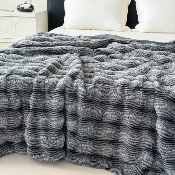91家纺网 家纺一手货源 找家纺 丹本家纺 2025新款加厚大兔毛牛奶绒多功能盖毯毛毯毯子 波浪-灰