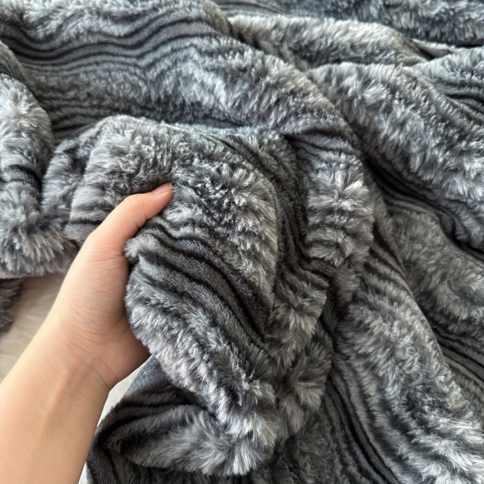91家纺网 家纺一手货源 找家纺 丹本家纺 2025新款加厚大兔毛牛奶绒多功能盖毯毛毯毯子 波浪-灰