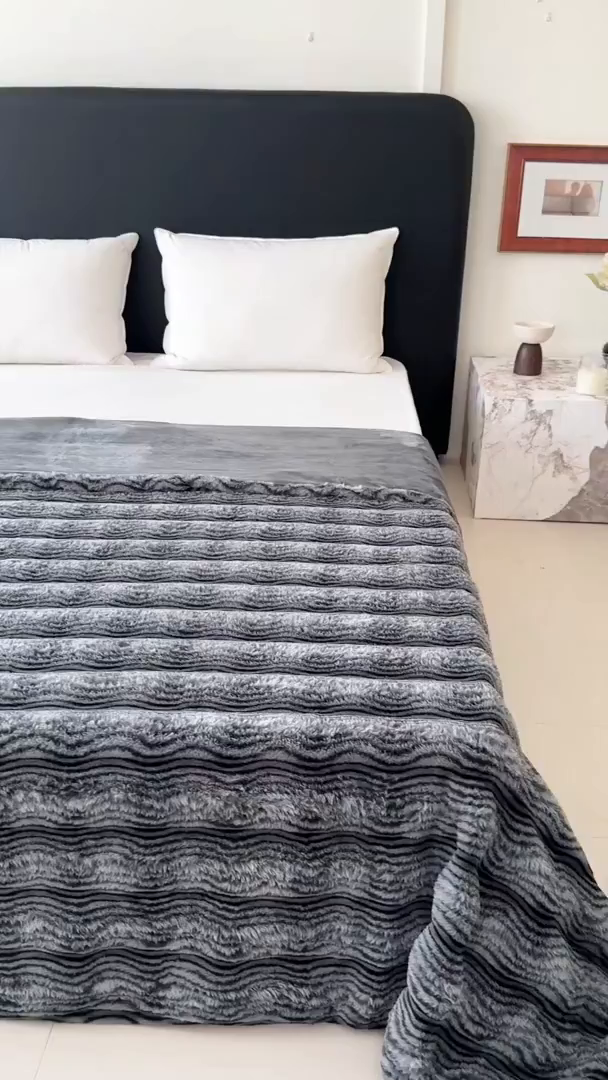 91家纺网 家纺一手货源 找家纺 丹本家纺 2025新款加厚大兔毛牛奶绒多功能盖毯毛毯毯子 波浪-灰