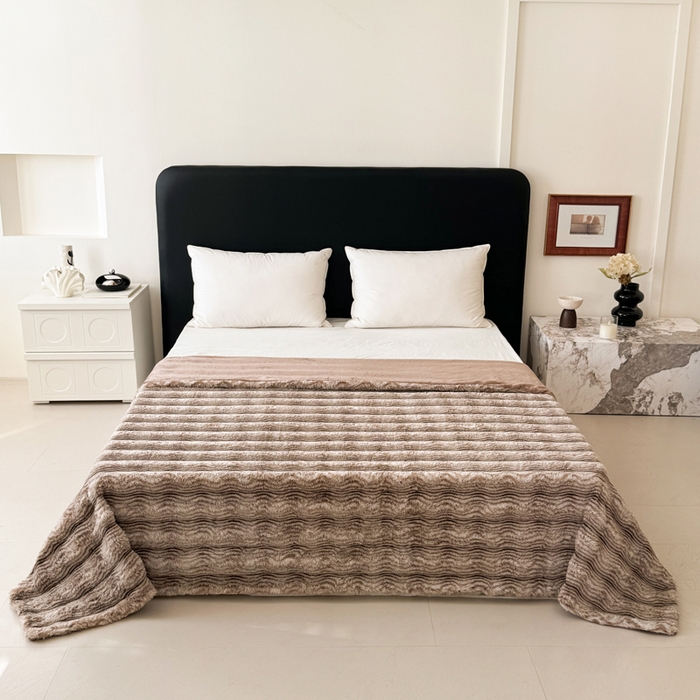 91家纺网 家纺一手货源 找家纺 丹本家纺 2025新款加厚大兔毛牛奶绒多功能盖毯毛毯毯子 波浪-咖