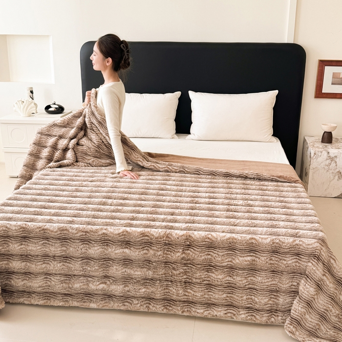 91家纺网 家纺一手货源 找家纺 丹本家纺 2025新款加厚大兔毛牛奶绒多功能盖毯毛毯毯子 波浪-咖