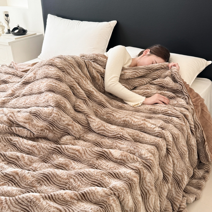 91家纺网 家纺一手货源 找家纺 丹本家纺 2025新款加厚大兔毛牛奶绒多功能盖毯毛毯毯子 波浪-咖