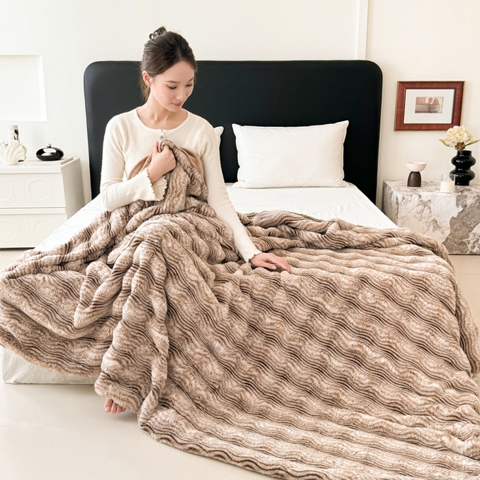 91家纺网 家纺一手货源 找家纺 丹本家纺 2025新款加厚大兔毛牛奶绒多功能盖毯毛毯毯子 波浪-咖