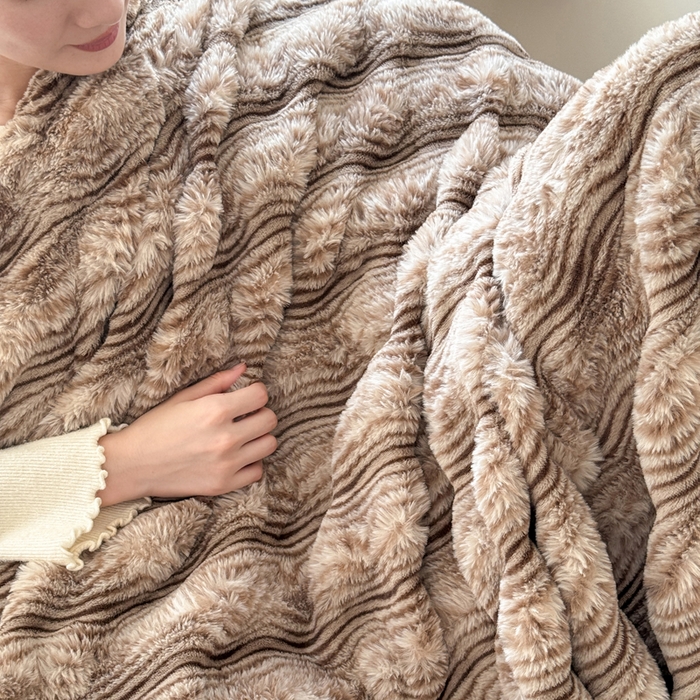 91家纺网 家纺一手货源 找家纺 丹本家纺 2025新款加厚大兔毛牛奶绒多功能盖毯毛毯毯子 波浪-咖