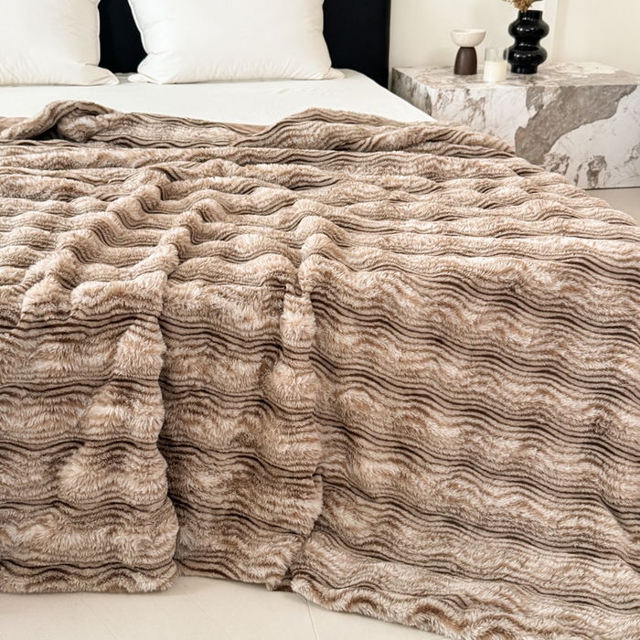 91家纺网 家纺一手货源 找家纺 丹本家纺 2025新款加厚大兔毛牛奶绒多功能盖毯毛毯毯子 波浪-咖