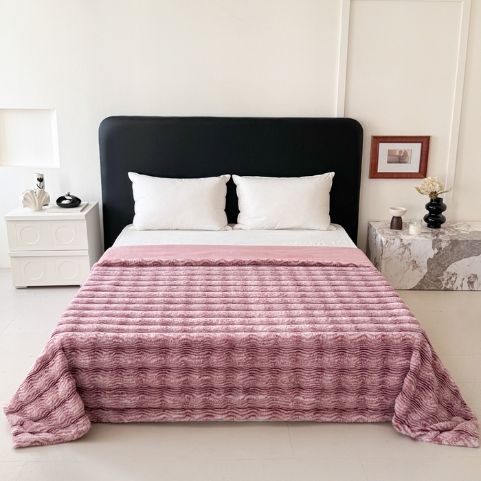 91家纺网 家纺一手货源 找家纺 丹本家纺 2025新款加厚大兔毛牛奶绒多功能盖毯毛毯毯子 波浪-玫红