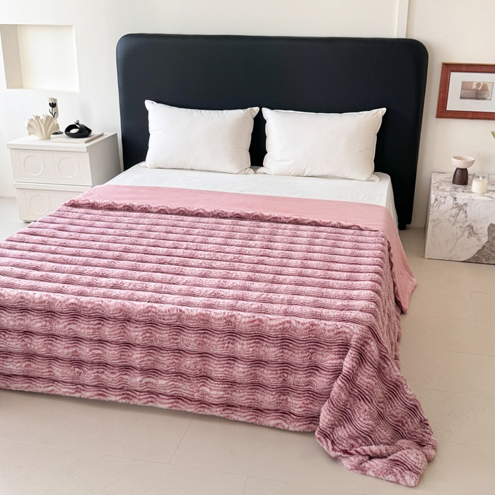 91家纺网 家纺一手货源 找家纺 丹本家纺 2025新款加厚大兔毛牛奶绒多功能盖毯毛毯毯子 波浪-玫红