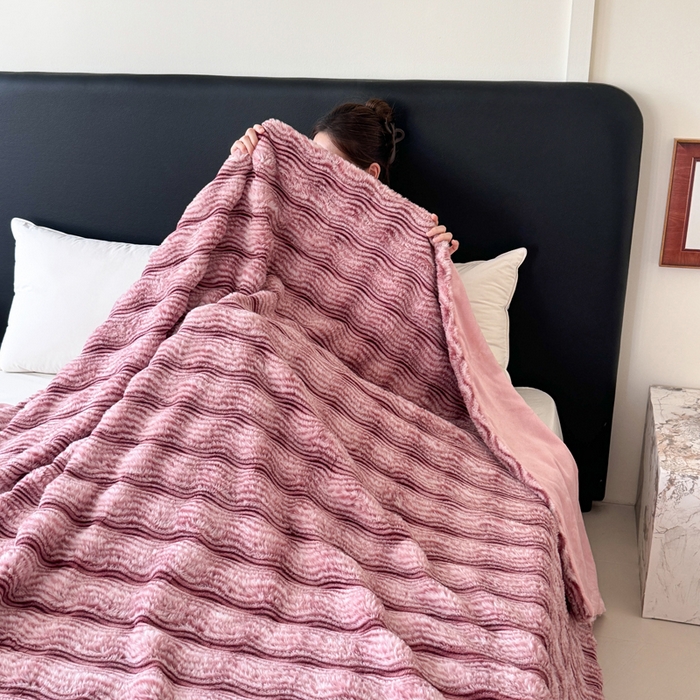 91家纺网 家纺一手货源 找家纺 丹本家纺 2025新款加厚大兔毛牛奶绒多功能盖毯毛毯毯子 波浪-玫红