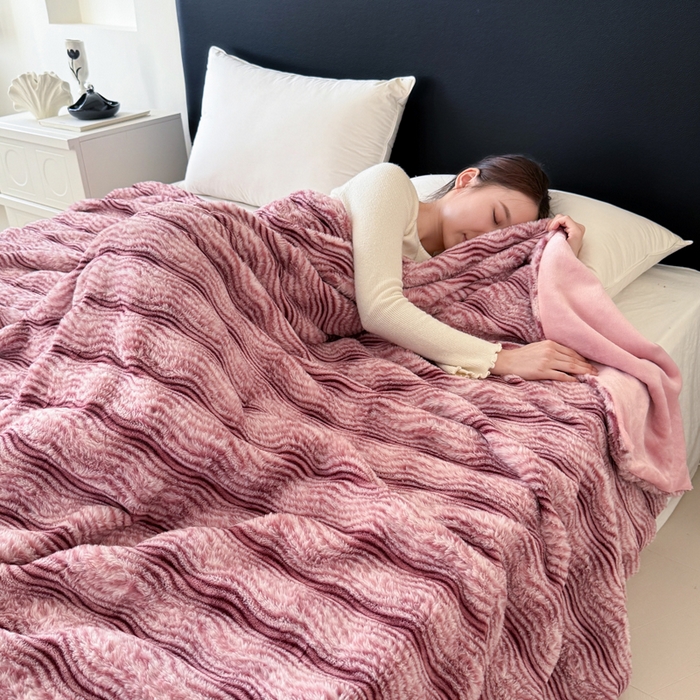 91家纺网 家纺一手货源 找家纺 丹本家纺 2025新款加厚大兔毛牛奶绒多功能盖毯毛毯毯子 波浪-玫红