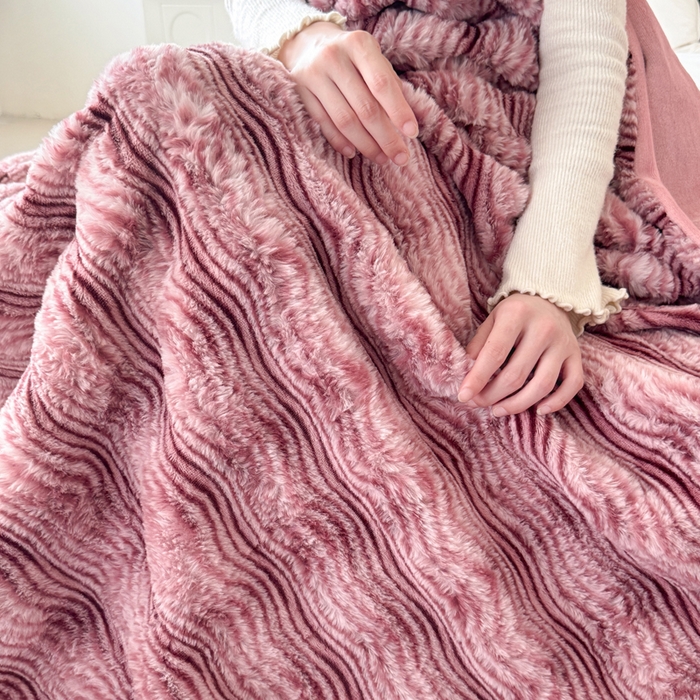 91家纺网 家纺一手货源 找家纺 丹本家纺 2025新款加厚大兔毛牛奶绒多功能盖毯毛毯毯子 波浪-玫红