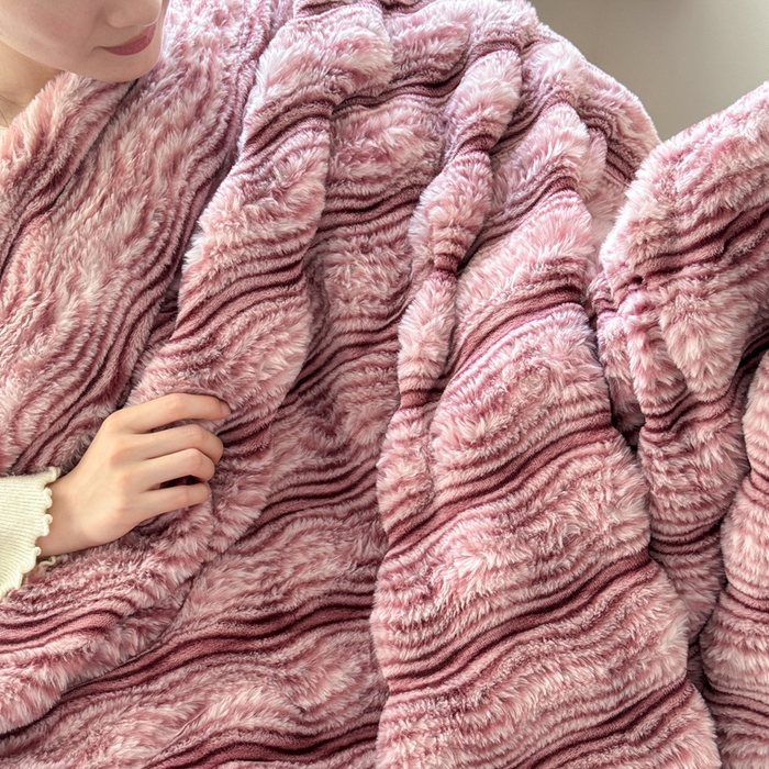 91家纺网 家纺一手货源 找家纺 丹本家纺 2025新款加厚大兔毛牛奶绒多功能盖毯毛毯毯子 波浪-玫红