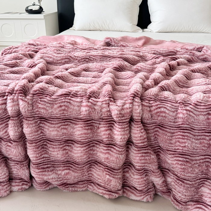 91家纺网 家纺一手货源 找家纺 丹本家纺 2025新款加厚大兔毛牛奶绒多功能盖毯毛毯毯子 波浪-玫红
