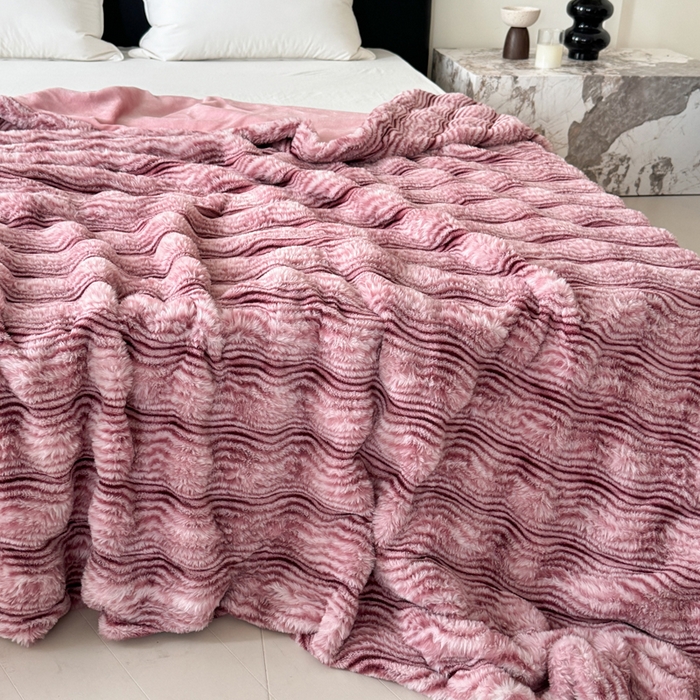 91家纺网 家纺一手货源 找家纺 丹本家纺 2025新款加厚大兔毛牛奶绒多功能盖毯毛毯毯子 波浪-玫红