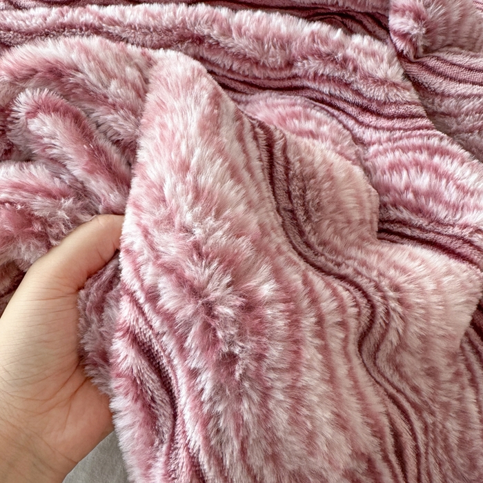 91家纺网 家纺一手货源 找家纺 丹本家纺 2025新款加厚大兔毛牛奶绒多功能盖毯毛毯毯子 波浪-玫红