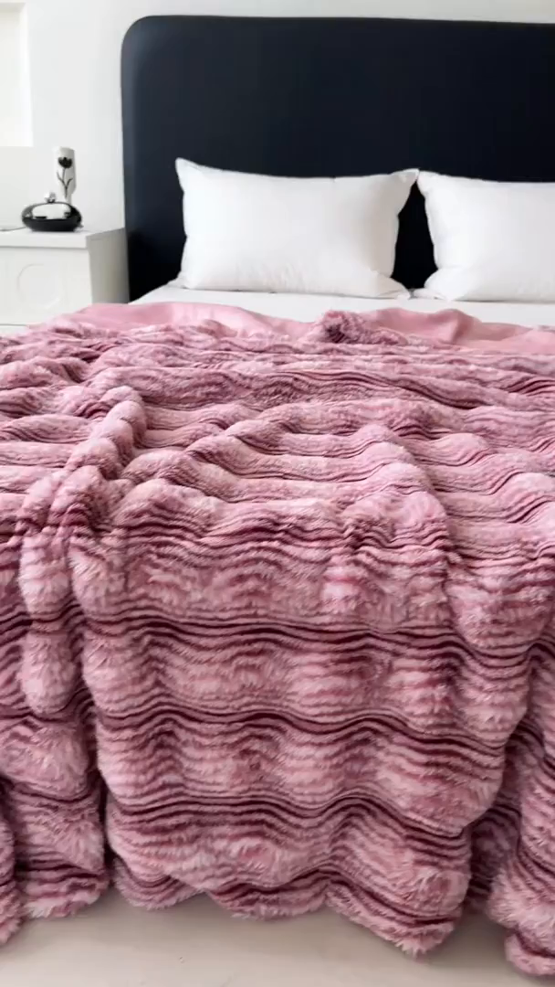 91家纺网 家纺一手货源 找家纺 丹本家纺 2025新款加厚大兔毛牛奶绒多功能盖毯毛毯毯子 波浪-玫红