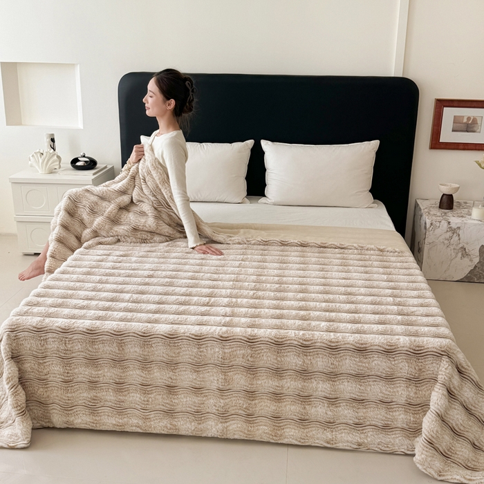 91家纺网 家纺一手货源 找家纺 丹本家纺 2025新款加厚大兔毛牛奶绒多功能盖毯毛毯毯子 波浪-驼