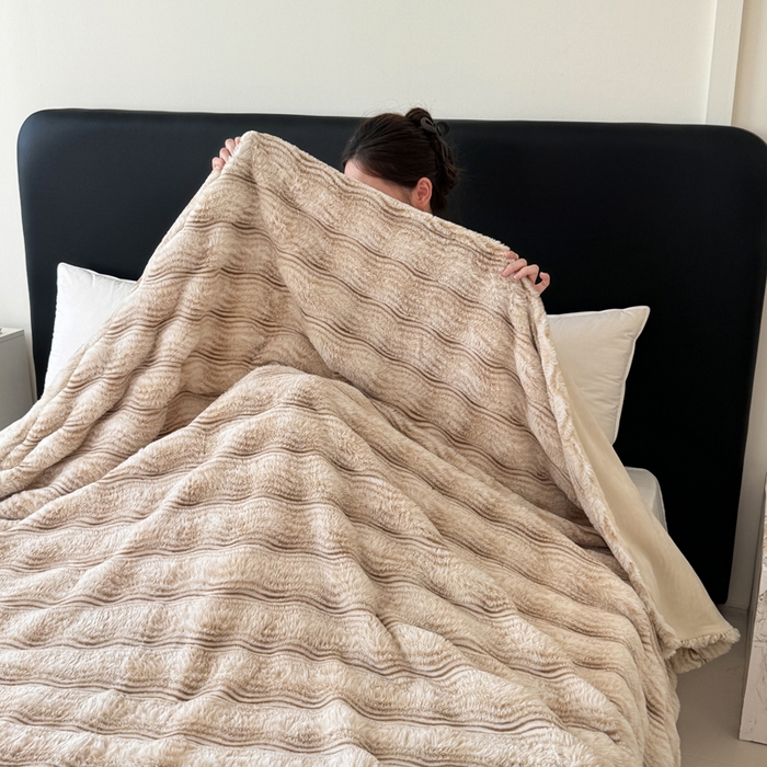 91家纺网 家纺一手货源 找家纺 丹本家纺 2025新款加厚大兔毛牛奶绒多功能盖毯毛毯毯子 波浪-驼