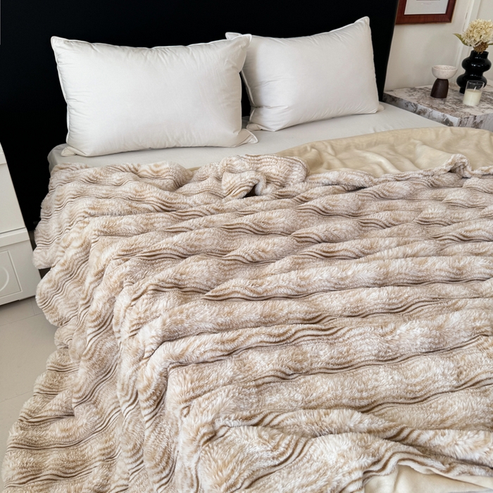 91家纺网 家纺一手货源 找家纺 丹本家纺 2025新款加厚大兔毛牛奶绒多功能盖毯毛毯毯子 波浪-驼