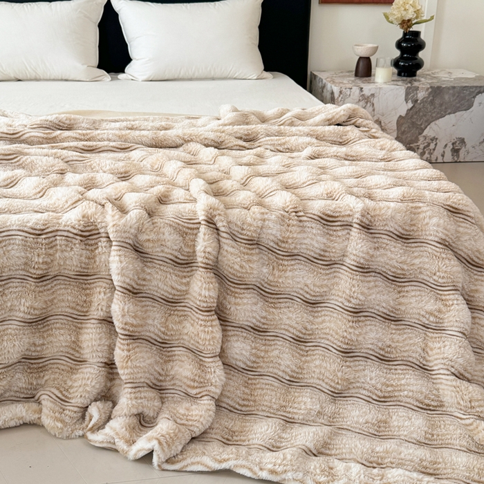 91家纺网 家纺一手货源 找家纺 丹本家纺 2025新款加厚大兔毛牛奶绒多功能盖毯毛毯毯子 波浪-驼