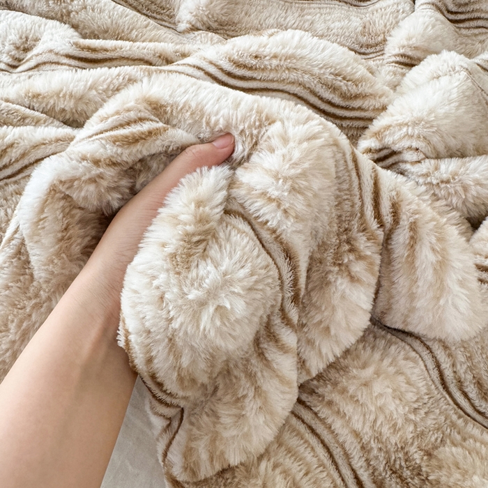 91家纺网 家纺一手货源 找家纺 丹本家纺 2025新款加厚大兔毛牛奶绒多功能盖毯毛毯毯子 波浪-驼