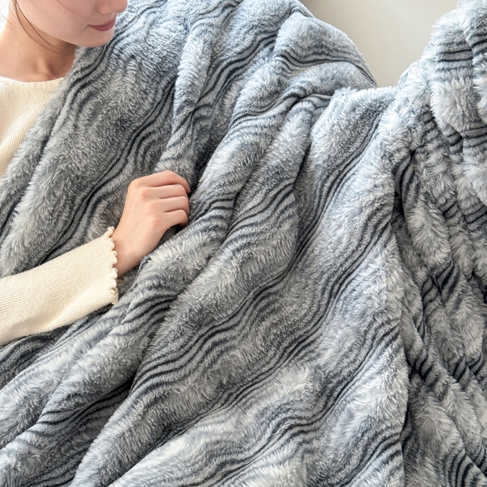 91家纺网 家纺一手货源 找家纺 丹本家纺 2025新款加厚大兔毛牛奶绒多功能盖毯毛毯毯子 波浪-银灰
