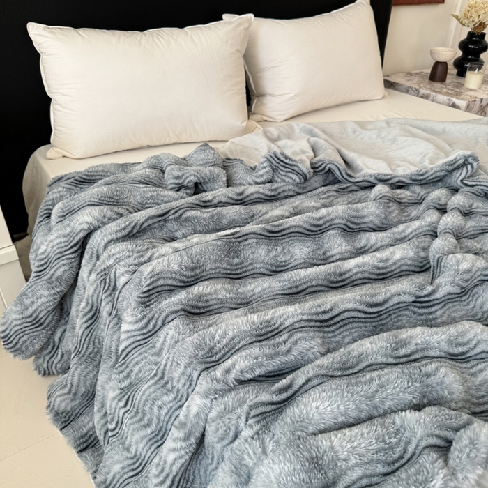 91家纺网 家纺一手货源 找家纺 丹本家纺 2025新款加厚大兔毛牛奶绒多功能盖毯毛毯毯子 波浪-银灰