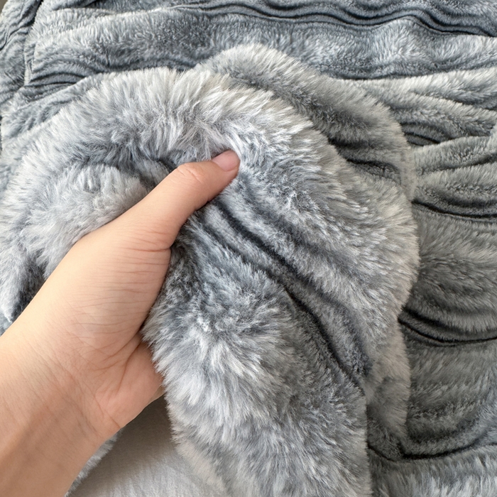 91家纺网 家纺一手货源 找家纺 丹本家纺 2025新款加厚大兔毛牛奶绒多功能盖毯毛毯毯子 波浪-银灰