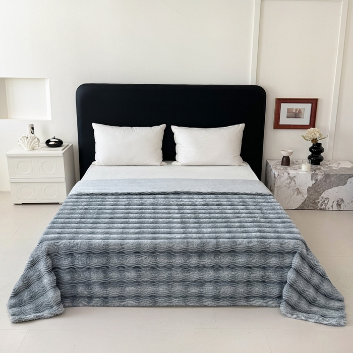 91家纺网 家纺一手货源 找家纺 丹本家纺 2025新款加厚大兔毛牛奶绒多功能盖毯毛毯毯子 波浪-银灰