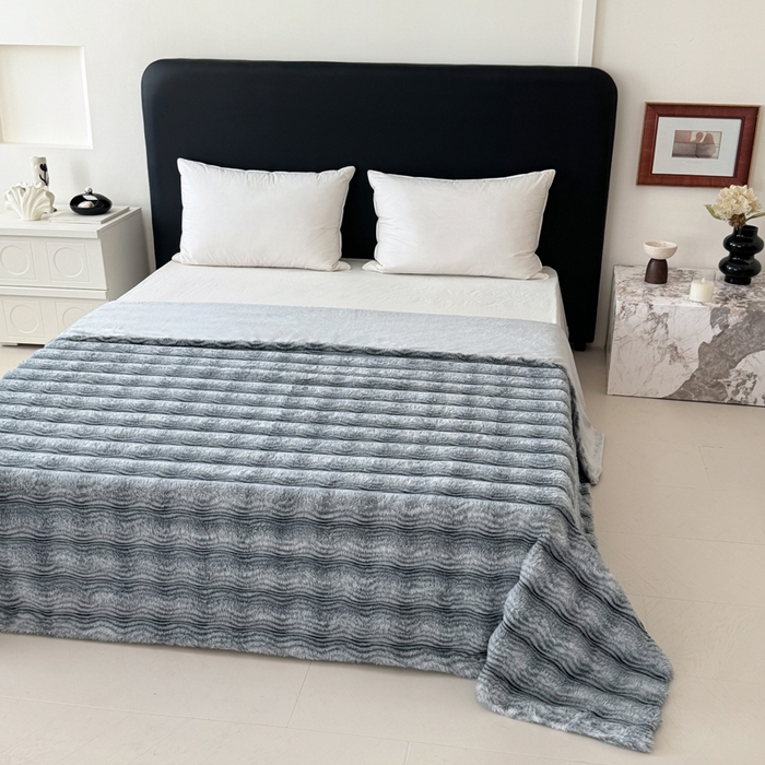 91家纺网 家纺一手货源 找家纺 丹本家纺 2025新款加厚大兔毛牛奶绒多功能盖毯毛毯毯子 波浪-银灰