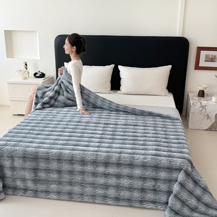 91家纺网 家纺一手货源 找家纺 丹本家纺 2025新款加厚大兔毛牛奶绒多功能盖毯毛毯毯子 波浪-银灰