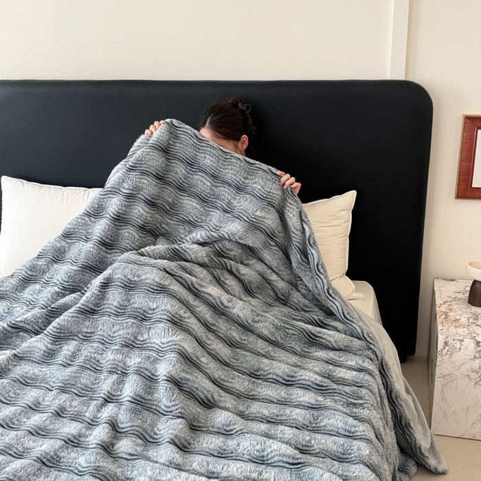 91家纺网 家纺一手货源 找家纺 丹本家纺 2025新款加厚大兔毛牛奶绒多功能盖毯毛毯毯子 波浪-银灰