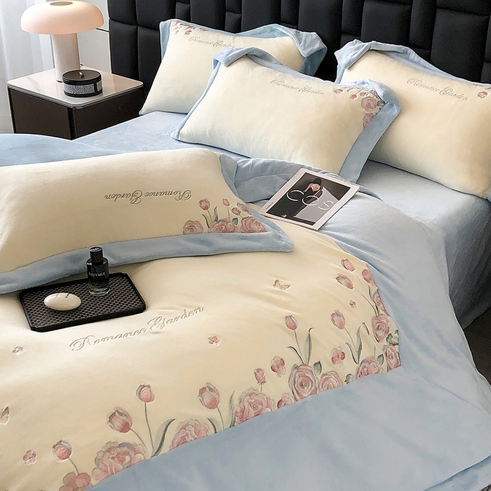 91家纺网 家纺一手货源 找家纺 家居1号家纺 2025新款230克A类全消光牛奶绒四件套-花海 花海-温馨蓝