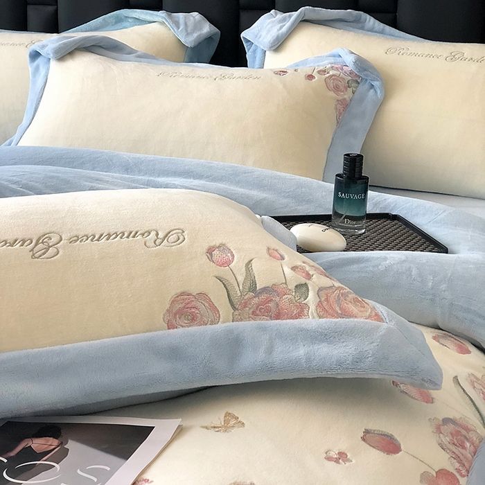 91家纺网 家纺一手货源 找家纺 家居1号家纺 2025新款230克A类全消光牛奶绒四件套-花海 花海-温馨蓝