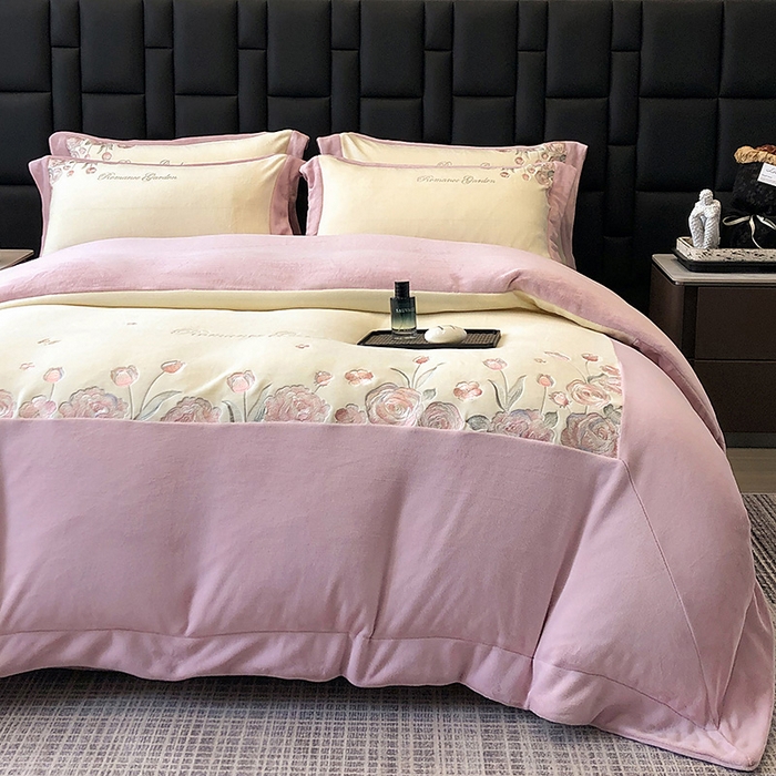 91家纺网 家纺一手货源 找家纺 家居1号家纺 2025新款230克A类全消光牛奶绒四件套-花海 花海-粉豆沙