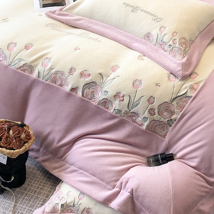 91家纺网 家纺一手货源 找家纺 家居1号家纺 2025新款230克A类全消光牛奶绒四件套-花海 花海-粉豆沙