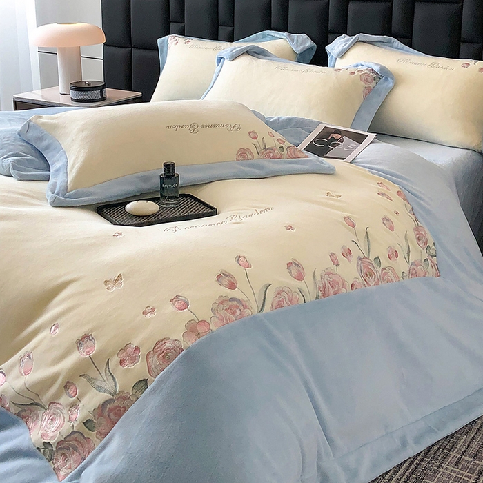 91家纺网 家纺一手货源 找家纺 家居1号家纺 2025新款230克A类全消光牛奶绒四件套-花海 花海-温馨蓝