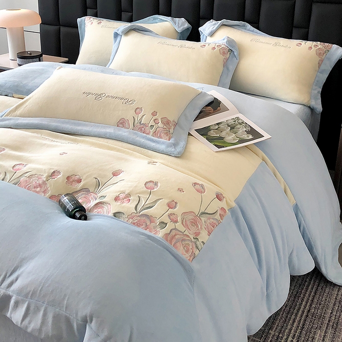 91家纺网 家纺一手货源 找家纺 家居1号家纺 2025新款230克A类全消光牛奶绒四件套-花海 花海-温馨蓝