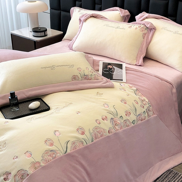 91家纺网 家纺一手货源 找家纺 家居1号家纺 2025新款230克A类全消光牛奶绒四件套-花海 花海-粉豆沙