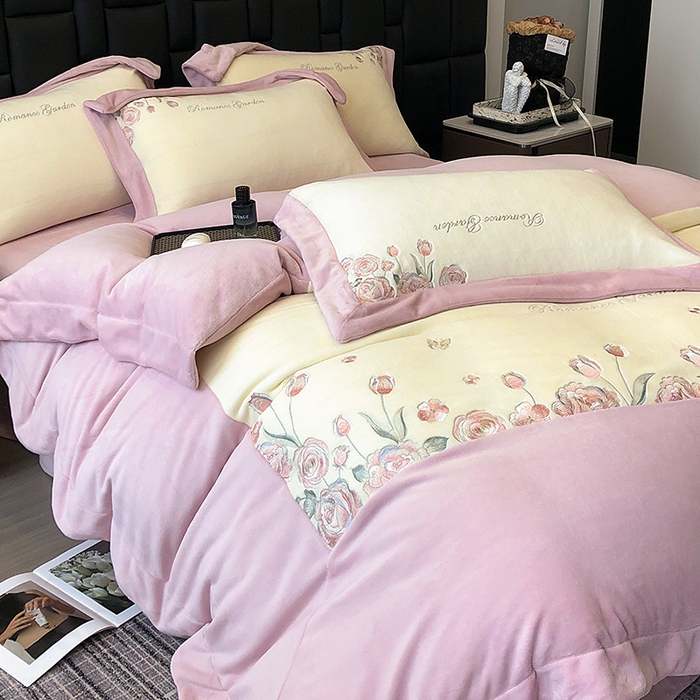 91家纺网 家纺一手货源 找家纺 家居1号家纺 2025新款230克A类全消光牛奶绒四件套-花海 花海-粉豆沙