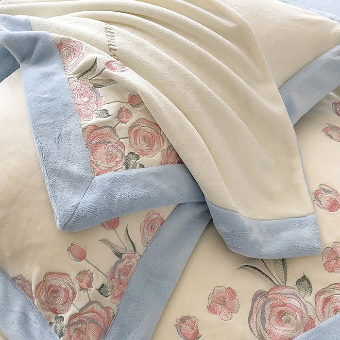91家纺网 家纺一手货源 找家纺 家居1号家纺 2025新款230克A类全消光牛奶绒四件套-花海 花海-温馨蓝