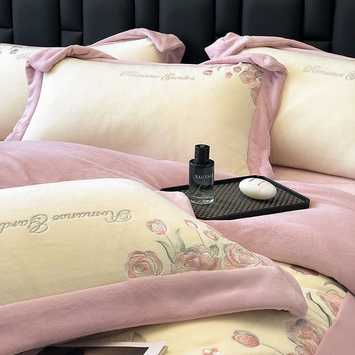 91家纺网 家纺一手货源 找家纺 家居1号家纺 2025新款230克A类全消光牛奶绒四件套-花海 花海-粉豆沙