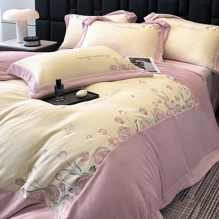 91家纺网 家纺一手货源 找家纺 家居1号家纺 2025新款230克A类全消光牛奶绒四件套-花海 花海-粉豆沙